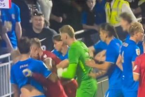 伯明翰回英冠首战变全武行！10多人冲突&球迷被放倒&阿什利扬调停