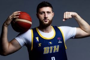 砍瓜切菜！努尔基奇11分钟6中4砍半场最高12分 三分2中2