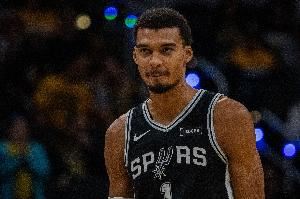 路威：文班会拿下MVP和DPOY 他让安东尼-戴维斯都看起来都很娇小