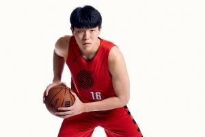 媒体人:杨瀚森别看网上的言论 专注在训练和比赛录像上