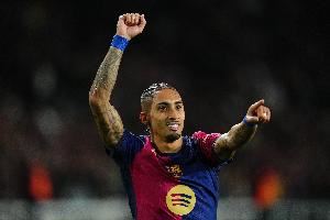 世体：拉菲尼亚虽然因伤无法出战，但依然展现出巴萨队长风范图片