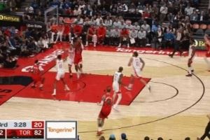 且退且进！小贾巴里-史密斯积极退防 补防迎面钉板大帽谢德！