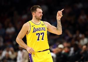 这什么神仙??!东契奇后场被犯规 随后一推超超远神仙三分轰进