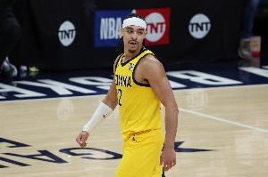 手感冰冷!内姆哈德半场9投1中&三分6中0 得到4分1板5助2断